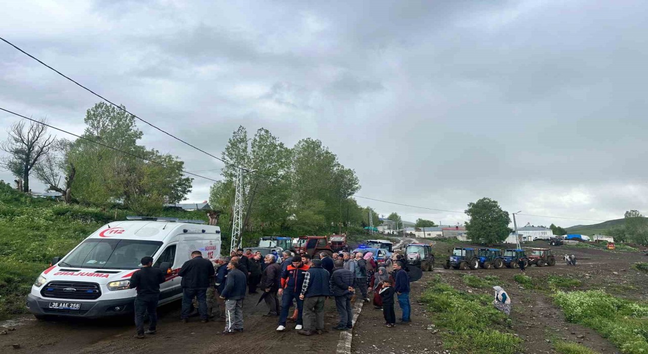 Karsta araziye yıldırım düştü, hayvanlarını otlatan bir kişi yaralandı