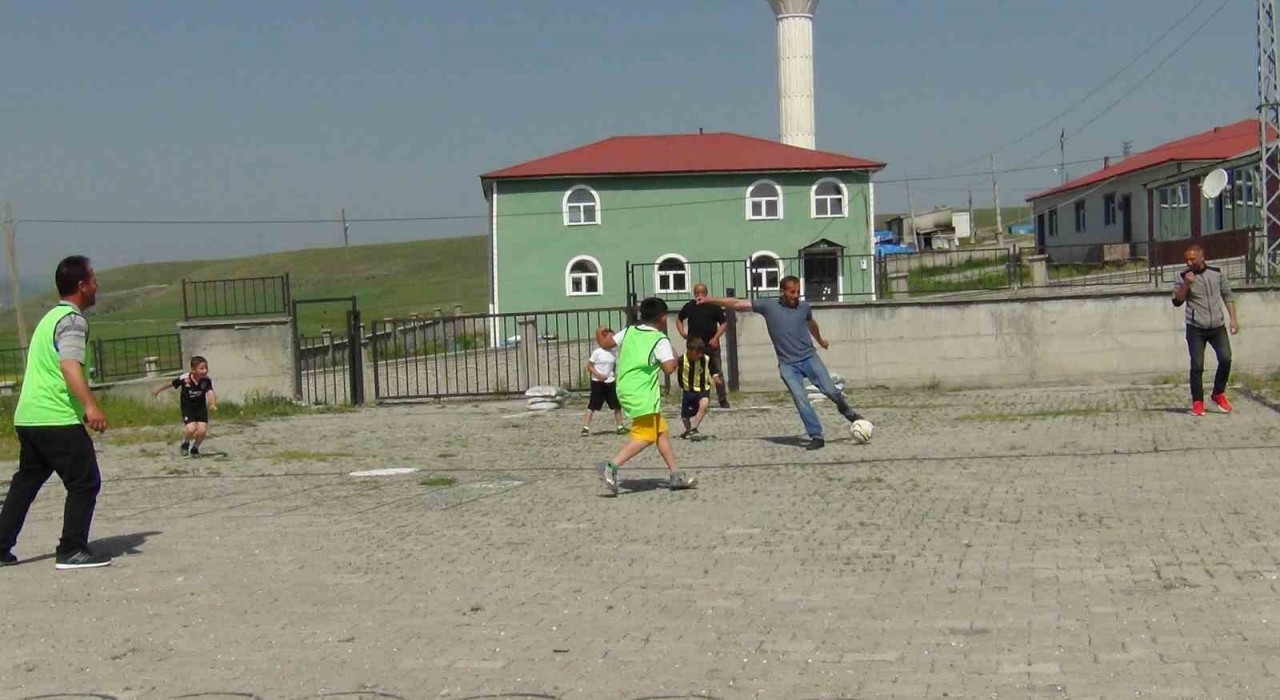 Karsta Babalar Günü futbol coşkusuyla kutlandı