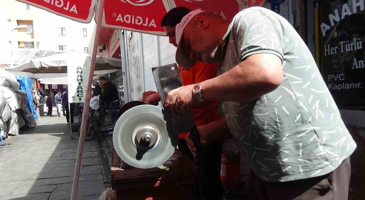 Karsta bıçaklar kurbanlar için bileniyor