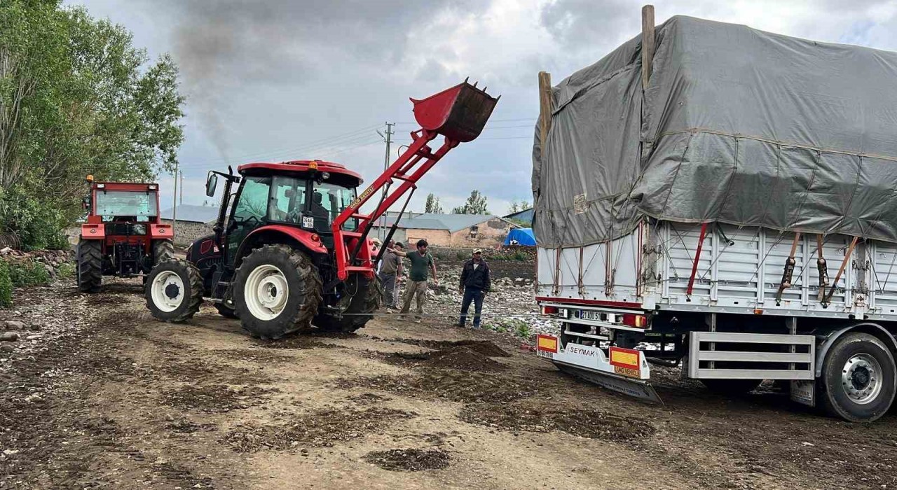 Karsta çamura saplanan tır köylülerin yardımıyla kurtarıldı
