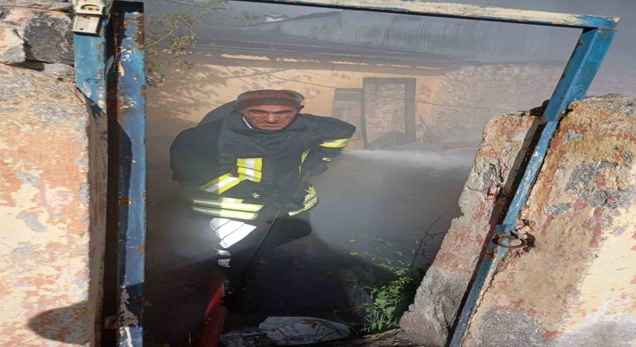 Karsta çatı yangını söndürüldü