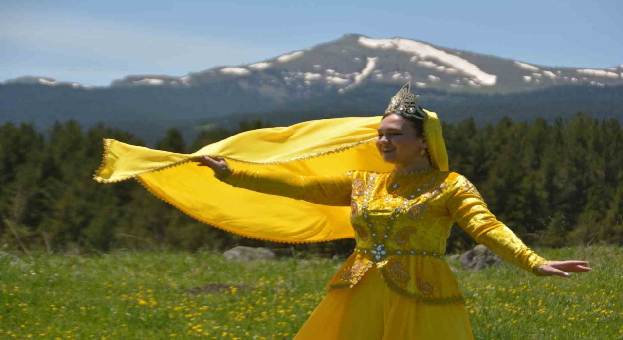 Karsta çiçekler arasında Kafkas Dansı, görenleri mest etti