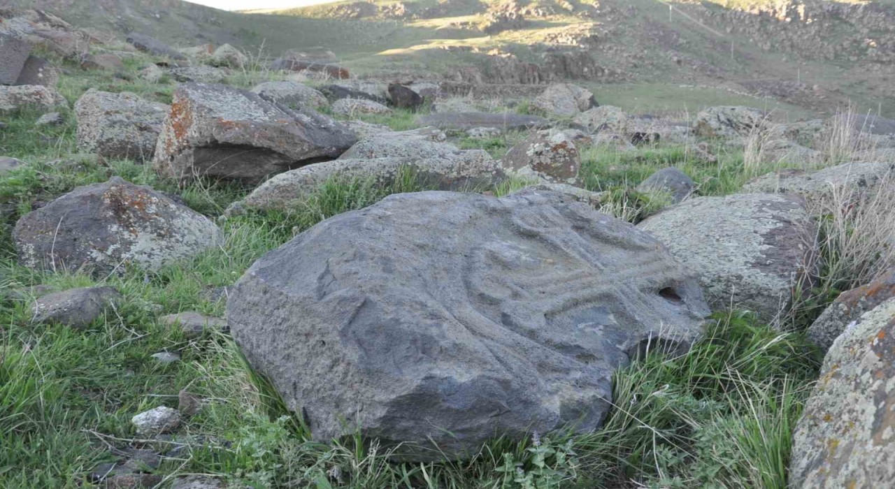 Karsta haçlı mezar taşları dikkat çekiyor