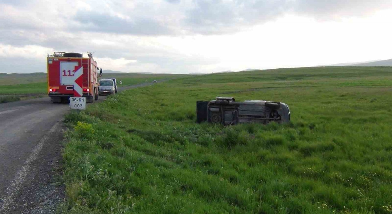 Karsta hafif ticari araç şarampole uçtu: 5 yaralı