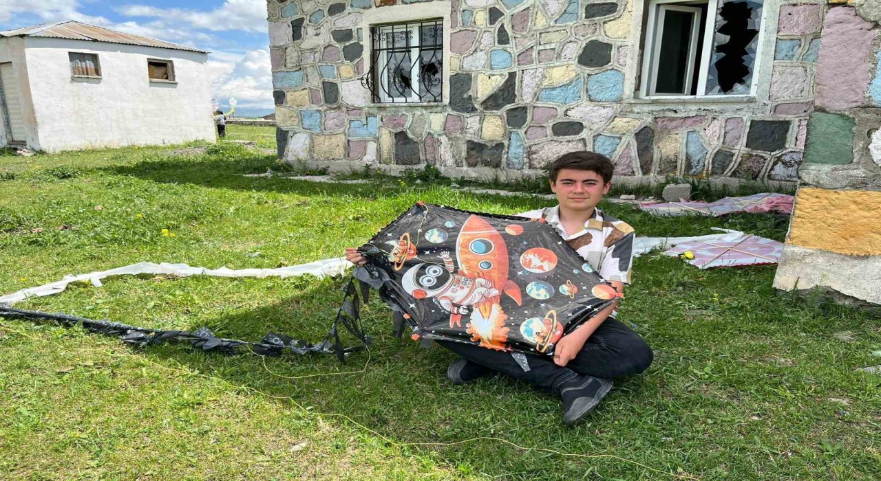 Karsta öğrenciler düşe kalka uçurtma uçurdu