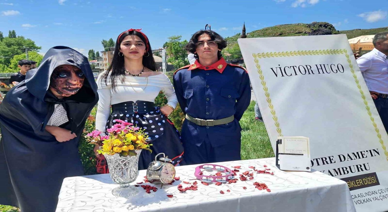 Karsta öğrenciler roman karakterlerini canlandırdı