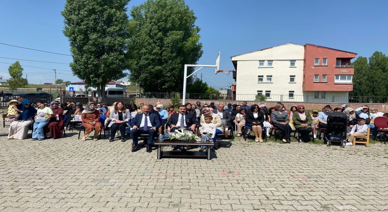 Karsta öğrencilerden coşkulu yılsonu şenliği