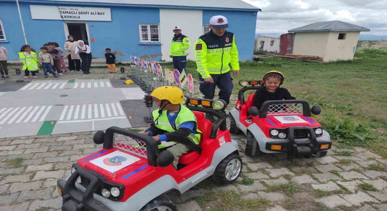 Karsta öğrencilere yönelik trafik eğitimi verildi