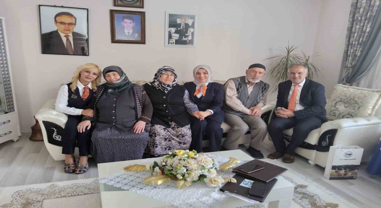 Karsta şehit yakınları evlerinde ziyaret edildi