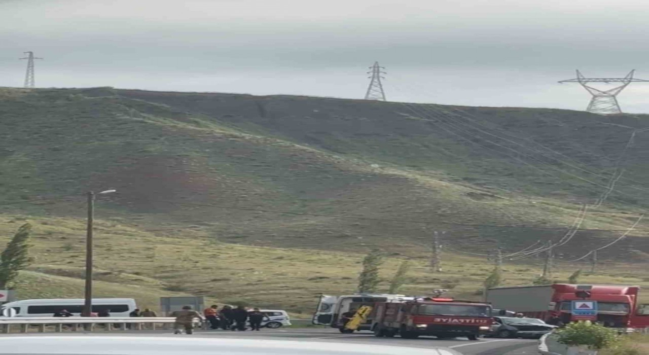 Karsta tır ile otomobil çarpıştı: 1 ölü, 2 yaralı