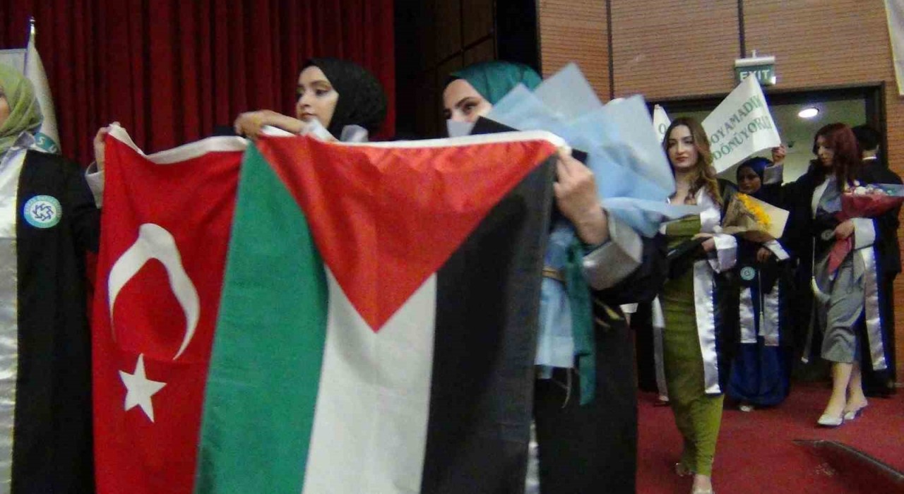 Karsta üniversite öğrencilerin mezuniyet sevinci