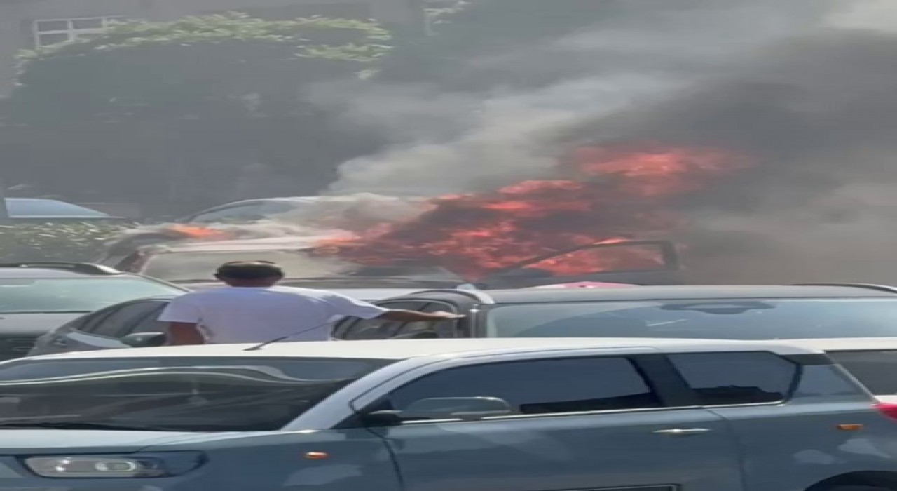 Kartalda otomobil alev alev yandı