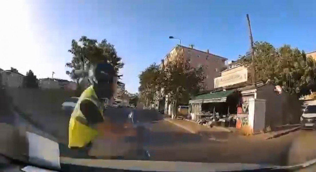 Kartalda otomobille çarpışan motosikletli havaya savruldu