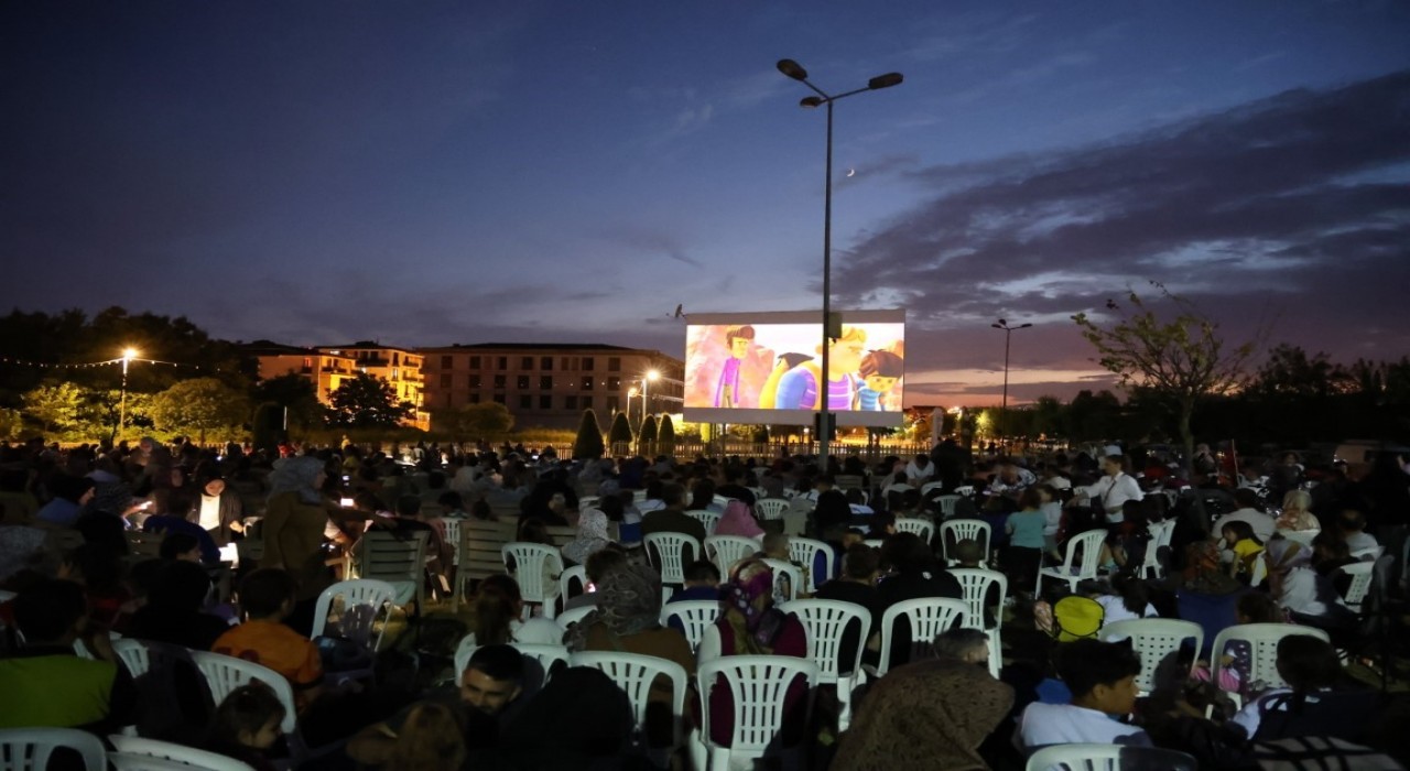 Kartepede açık hava sinema keyfi başladı