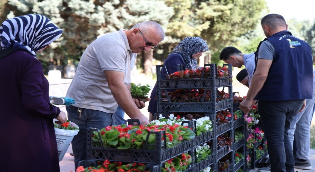 Kartepede mezarlıklarda çiçek dağıtımı yapıldı