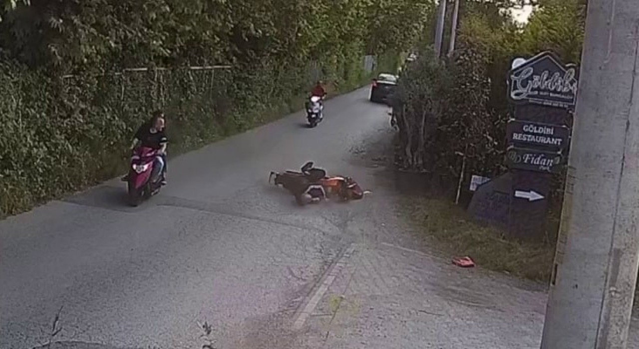 Kasksız sürüş canına mal oluyordu: O anlar kamerada