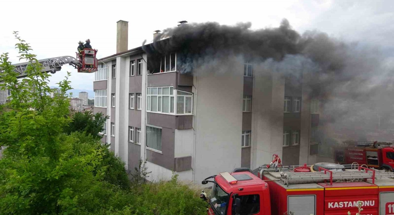 Kastamonuda alevlere teslim olan daire kullanılamaz hale geldi