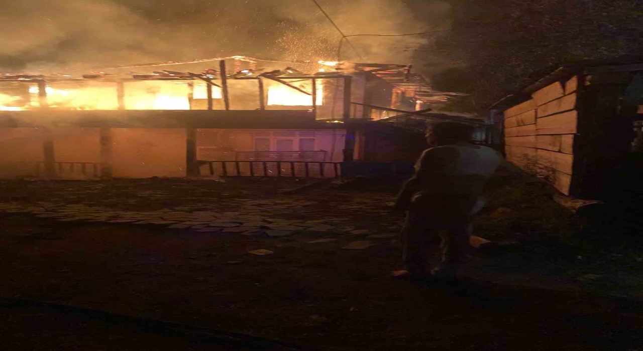 Kastamonuda alevlere teslim olan ev küle döndü