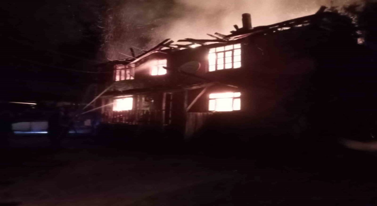 Kastamonuda iki katlı ahşap ev, çıkan yangında küle döndü