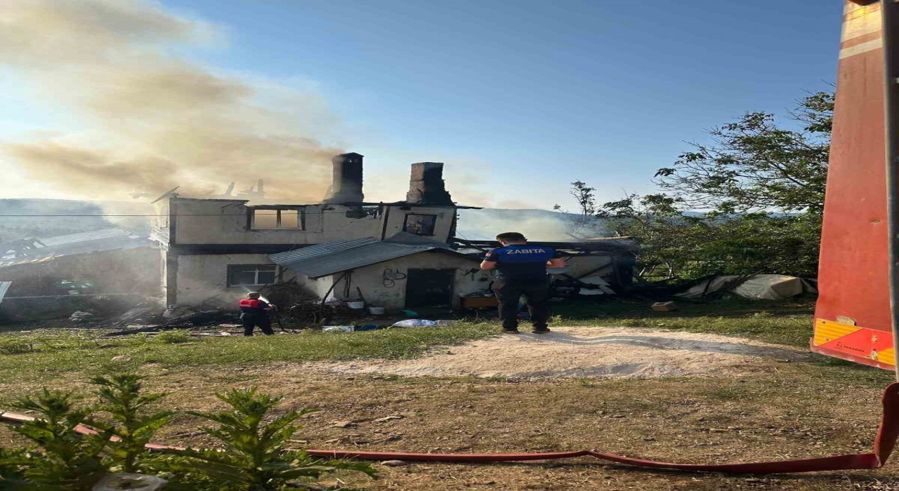 Kastamonuda iki katlı ahşap evde yangın