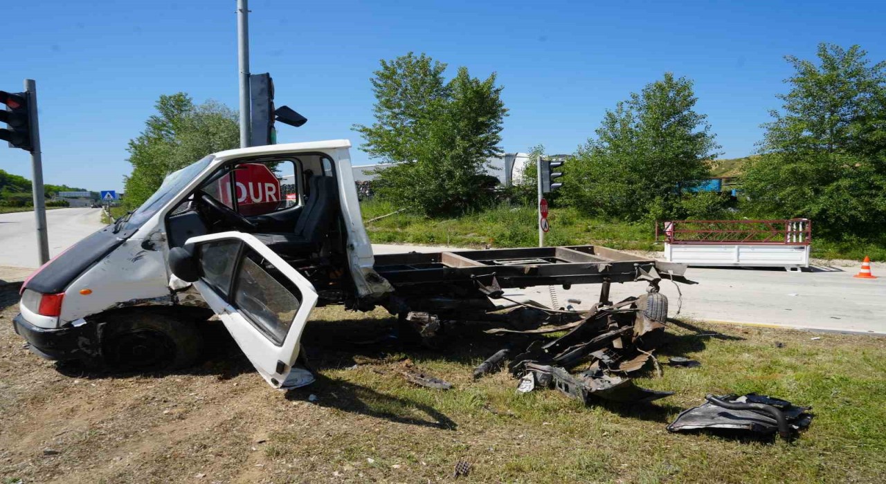 Kastamonuda kamyonet ile otomobil çarpıştı: 3 yaralı