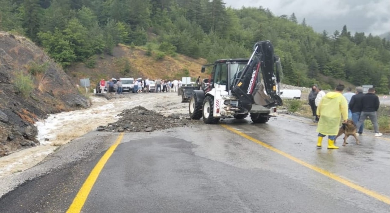 Kastamonuda kuvvetli sağanak karayolunu ulaşıma kapattı