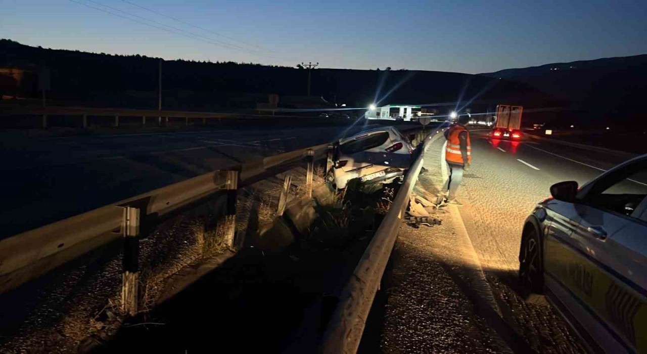 Kastamonuda otomobil bariyerlere çarptı: 3 yaralı