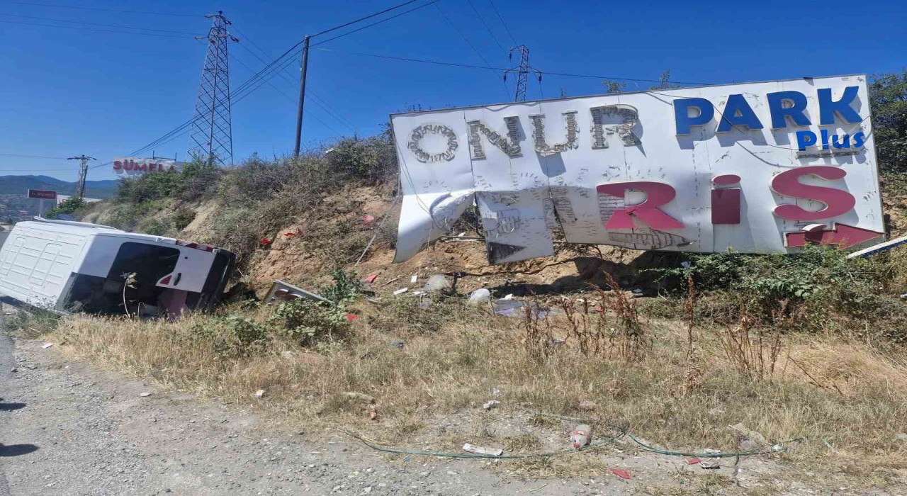 Kastamonuda reklam tabelasına çarpan minibüs su kanalına devrildi: 3 yaralı