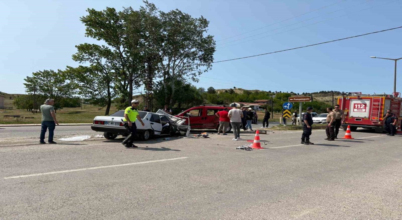 Kastamonuda Tofaş otomobil ile hafif ticari araç çarpıştı: 5 yaralı