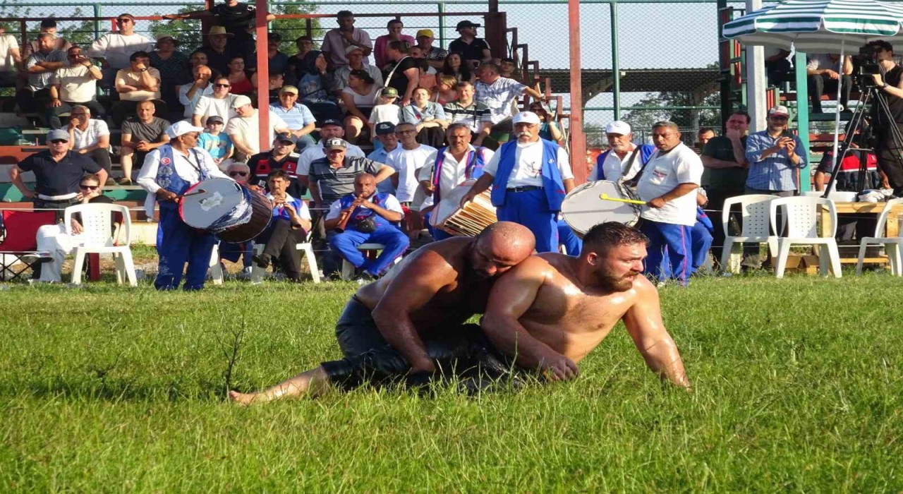 Kavasoğlu ve Şamdancıbaşı İbrahim Yağlı Pehlivan Güreşlerinde başpehlivan Okulu oldu
