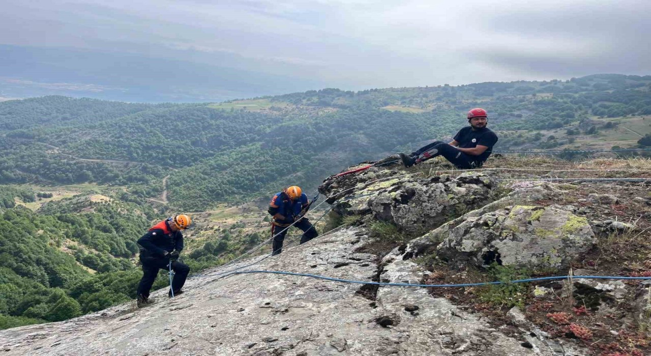 Kayalıklarda mahsur kalan keçiler kurtarıldı