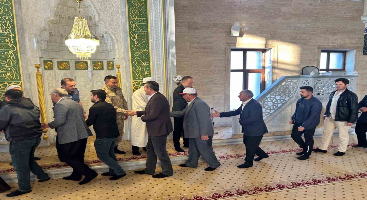 Kaymakam Koşansudan polis, asker ve hastalara bayram ziyareti