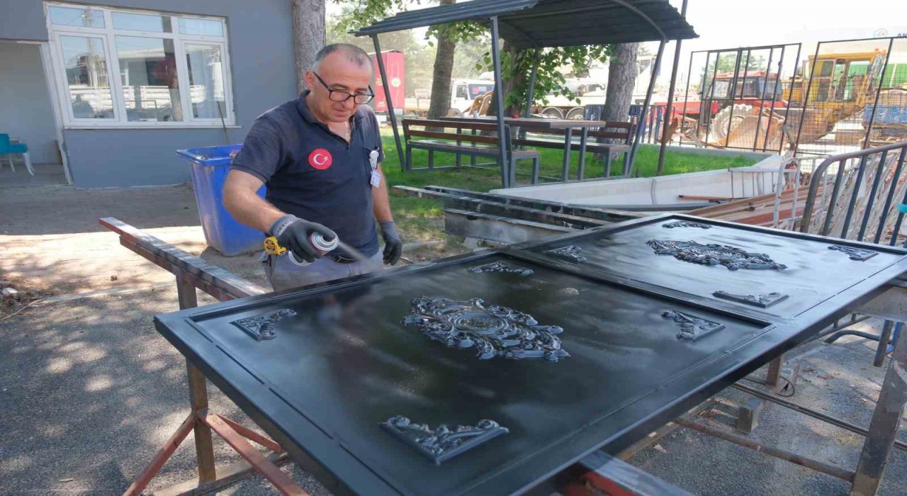 Kaynakhane atölyesi, cami ve mezarlıkların demir işlerini üstleniyor