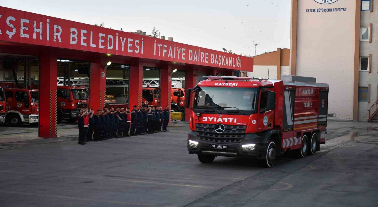 Kayseri itfaiyesi yangınla mücadele için Manisaya gitti