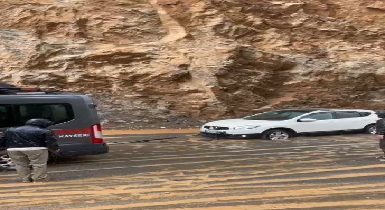 Kayseride heyelan nedeniyle yolda mahsur kalan araçlar kurtarıldı