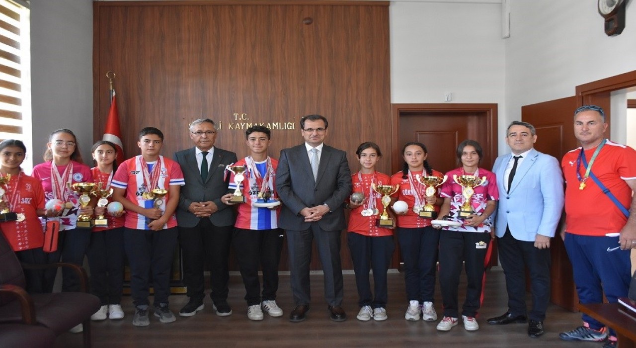 Kazandıkları kupa ve madalyaları, Salihli Kaymakamı Güldoğana götürdüler