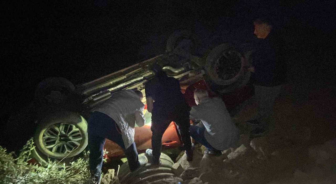 Kemaliyede otomobil su kanalına uçtu: 4 yaralı