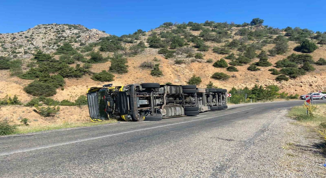 Kemaliyede tır devrildi