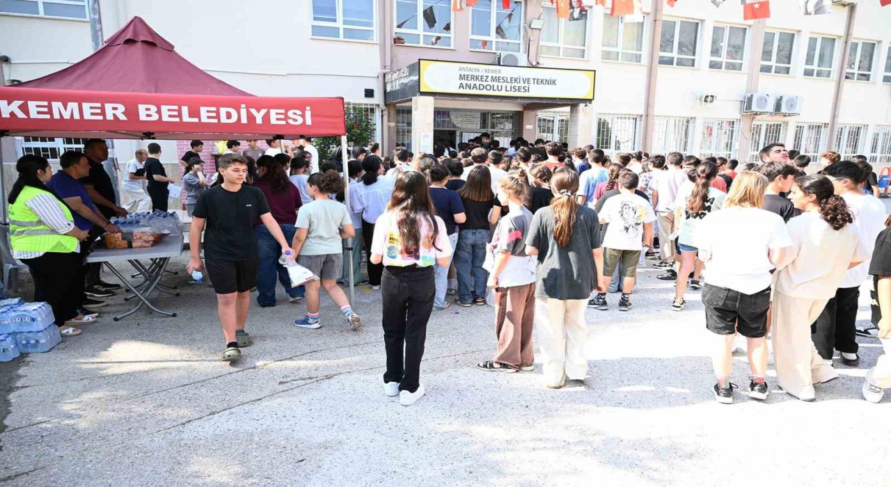 Kemer Belediyesinden LGSye giren öğrencilere su ve şeker