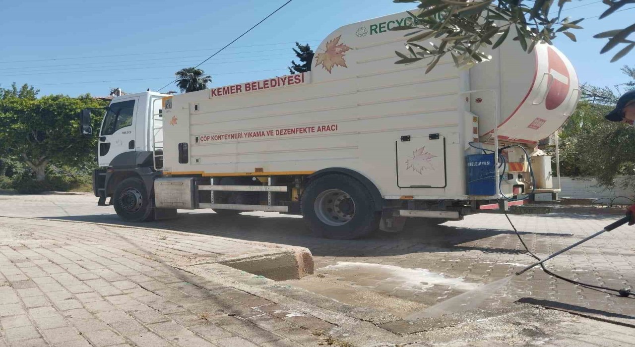 Kemerde çöp konteynerleri dezenfekte ediliyor