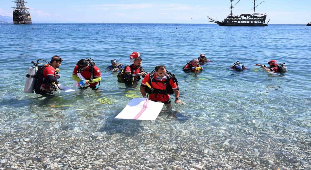 Kemerde deniz dibi ve sahil temizliği etkinliği
