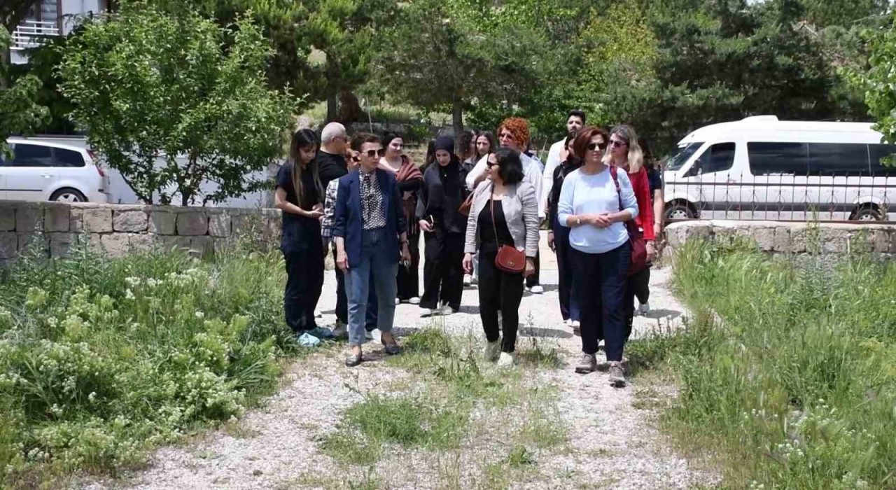 Kendi imkânlarıyla oluşturduğu müzede, Hitit döneminden günümüze kadar eserler bulunuyor