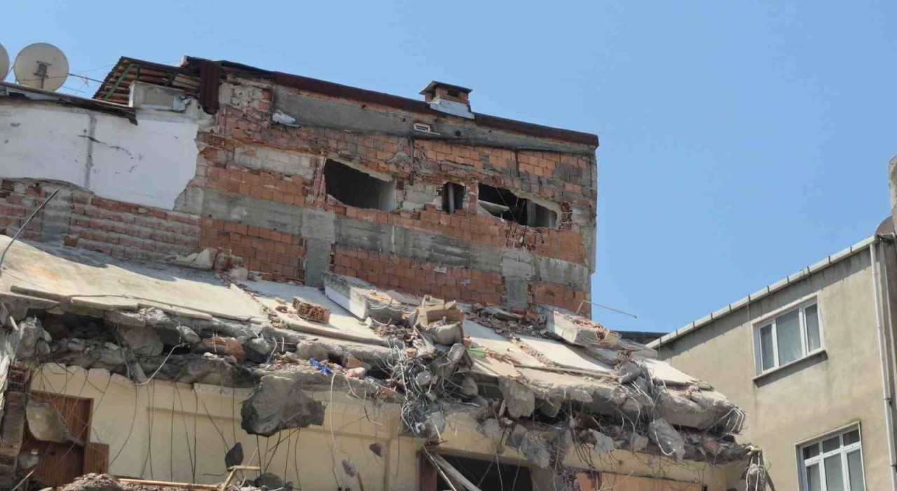 Kentsel dönüşüm yıkımında Sultangazide 5 katlı binanın duvarı zarar gördü