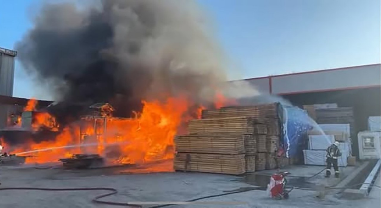 Kereste deposunda yangın