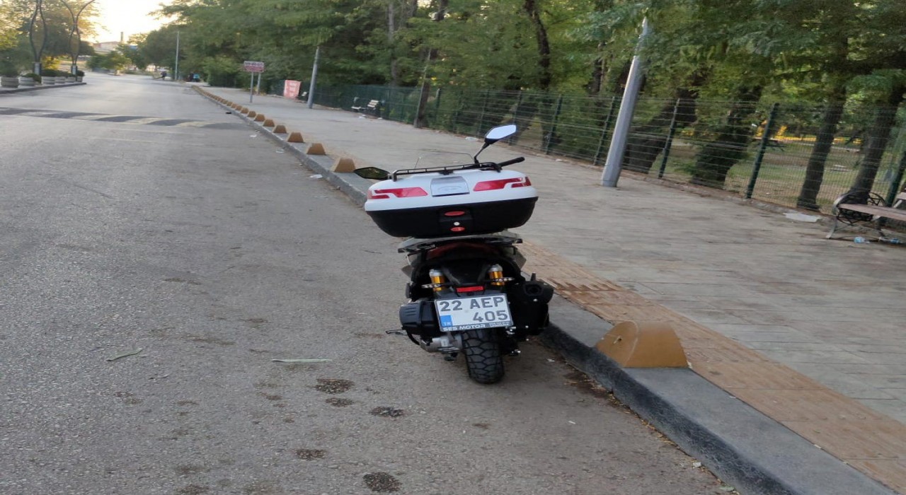Keşanda sokak köpeklerinden kaçmaya çalışırken devrilen motosikletin sürücüsü yaralandı