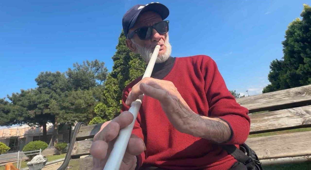 Kesik parmaklarına rağmen neyi bırakmadı: 70 yaşındaki vatandaşın müzik tutkusu hayran bırakıyor