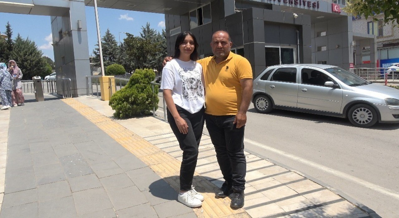 Kiliste baba-kız üniversite sınavına aynı sınıfta girdi