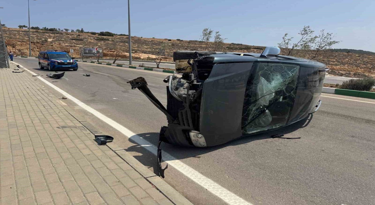 Kiliste ticari araç devrildi: 4 yaralı
