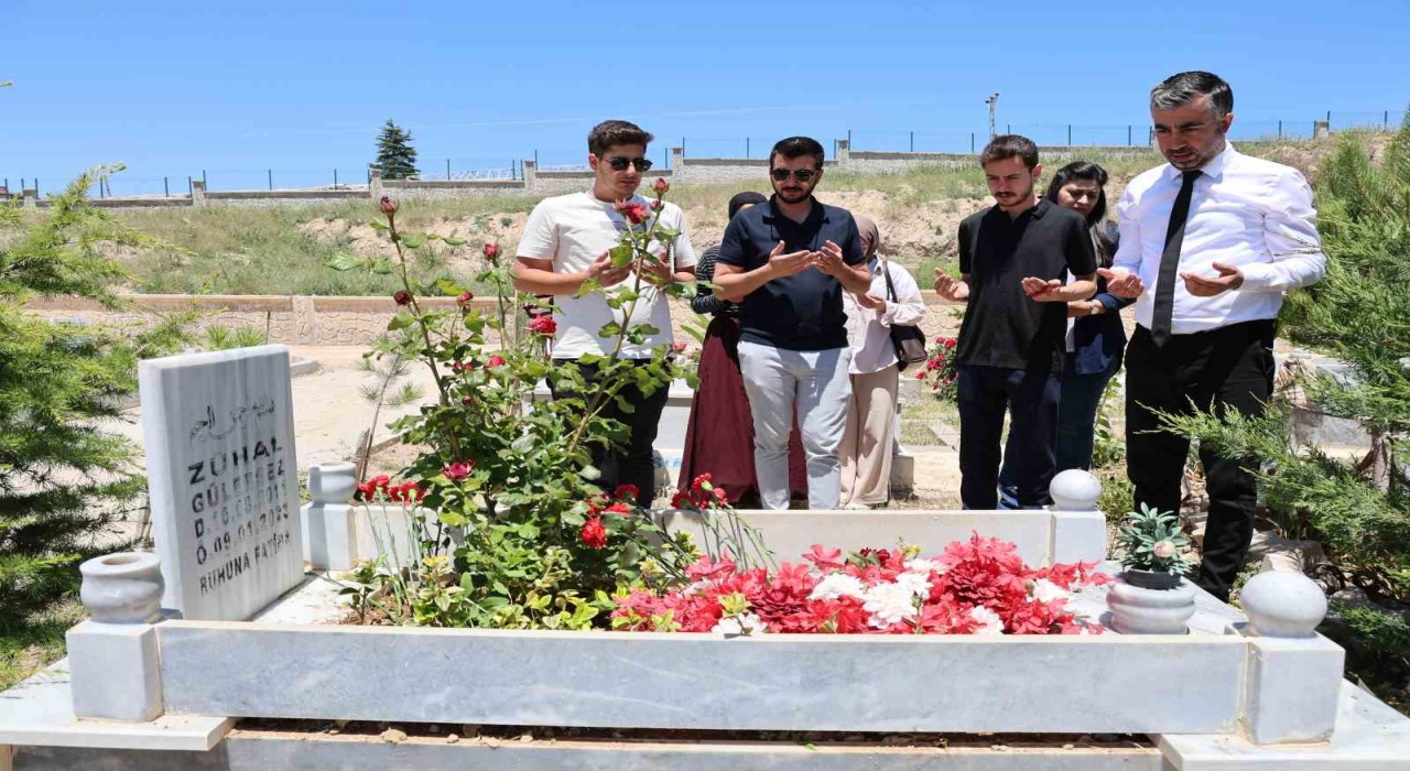 Kimsesizler mezarlığına defnedilmişti, vatandaşlar Arefe günü yalnız bırakmadı