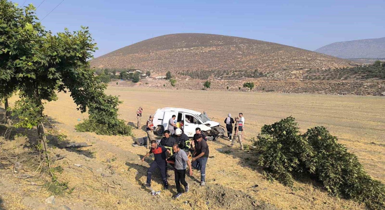 Kırıkhanda tarlaya uçan kamyonetteki 2 kişi yaralandı